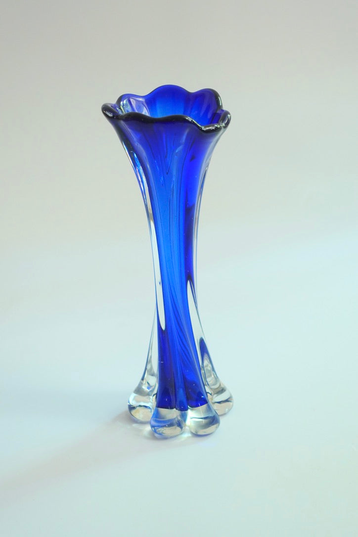 vintage flower vase 202508025